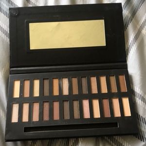 TAHARI eyeshadow palette (no brush)